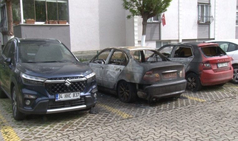 Büyükçekmece’de bir araçta çıkan yangın 2 araca daha sıçradı: 3 araç kullanılamaz hale geldi