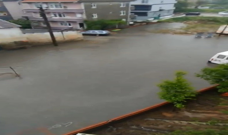 Çanakkale’de sağanak yağış hayatı olumsuz etkiledi