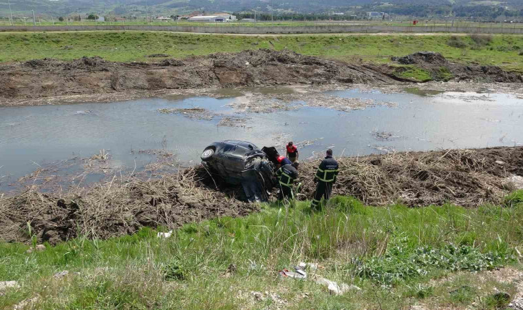 Çanakkale’de sürücü direksiyon hakimiyetini kaybetti, otomobil çay yatağına uçtu