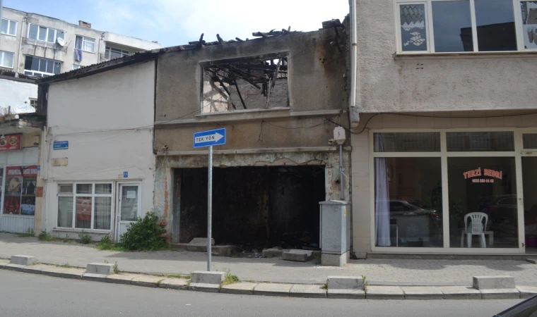 Çorlu’da Eski Hükümet Caddesi Üzerindeki Harabe Binanın Tehlike Saçması Endişe Veriyor