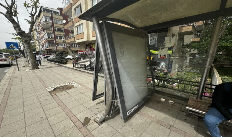 Çorlu'da Zarar Gören Otobüs Durağı Onarılacak mı? Araç Bekleyenler Yıkılmasından Endişe Ediyor