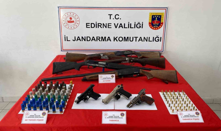 Edirne’de ruhsatsız tabancalar ve tüfekler ele geçirildi: 2 gözaltı