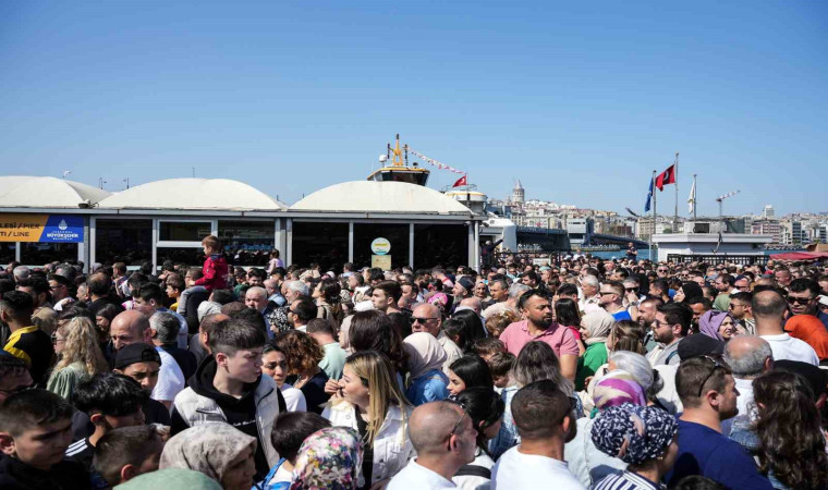 İstanbul Eminönü’ndeki insan seli fotoğraflara yansıdı