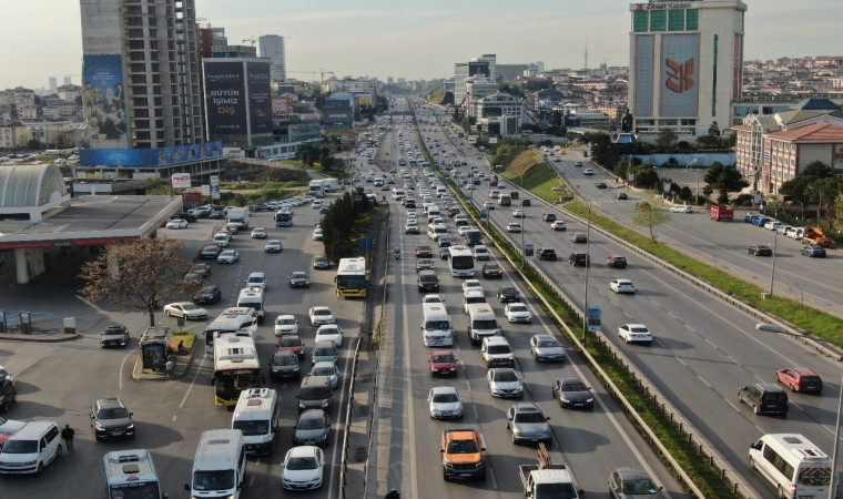 İstanbul’da bayram yoğunluğu: Trafikte uzun kuyruklar oluştu