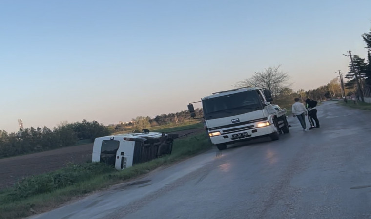 Lüleburgaz’da minibüs yol kenarına devrildi