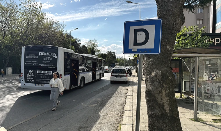 Otobüs Duraklarına Park Edilen Araçlar Trafiği ve Toplu Taşıma Araçlarını Engelliyor