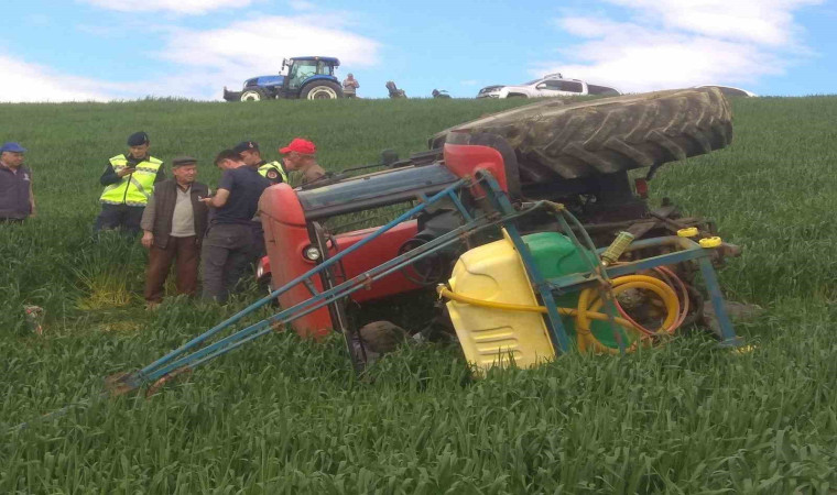 Tarlada ilaçlama yaparken devrilen traktörün altında kalan çiftçi hayatını kaybetti