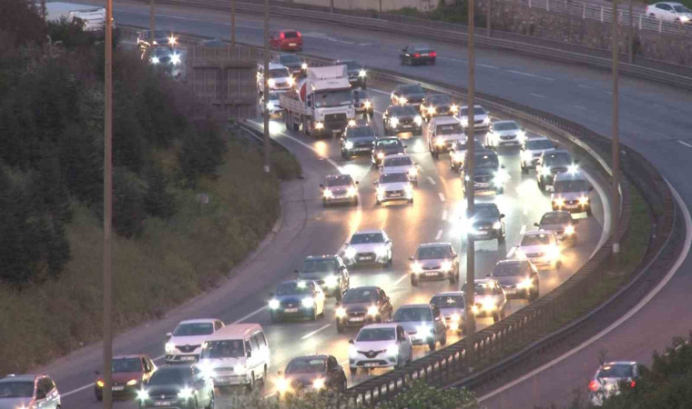 TEM Otoyolu’nun Kocaeli geçişinde bayram trafiği yoğunluğu