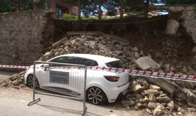 Üsküdar’da site duvarı çöktü, 2 otomobil altında kaldı