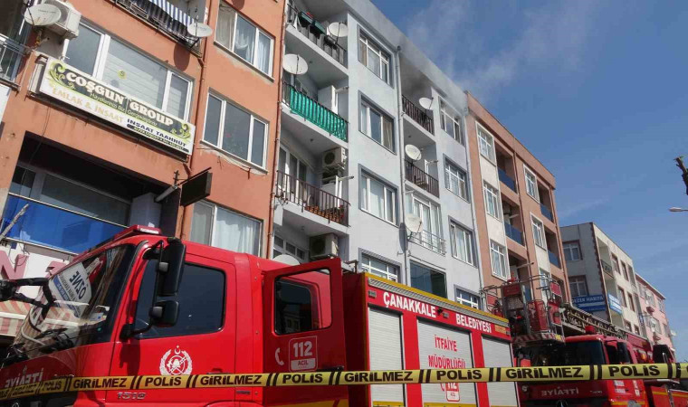 Çanakkale’de 4 katlı apartmanda yangın paniği