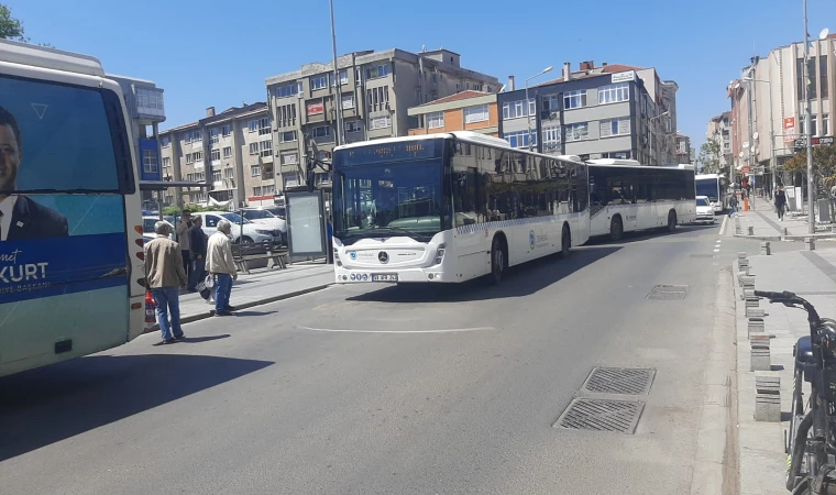 Durakta Kuyruklar Oluşturan Belediye Otobüsleri Trafik Sıkışıklığına Neden Oluyor