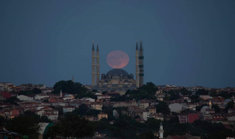 Edirne’de Selimiye Camii ve dolunay görsel şölen oluşturdu