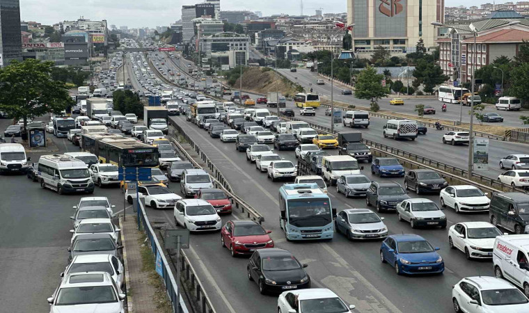 İstanbul’da bayram tatili başlamasıyla trafikte yoğunluk yaşanıyor