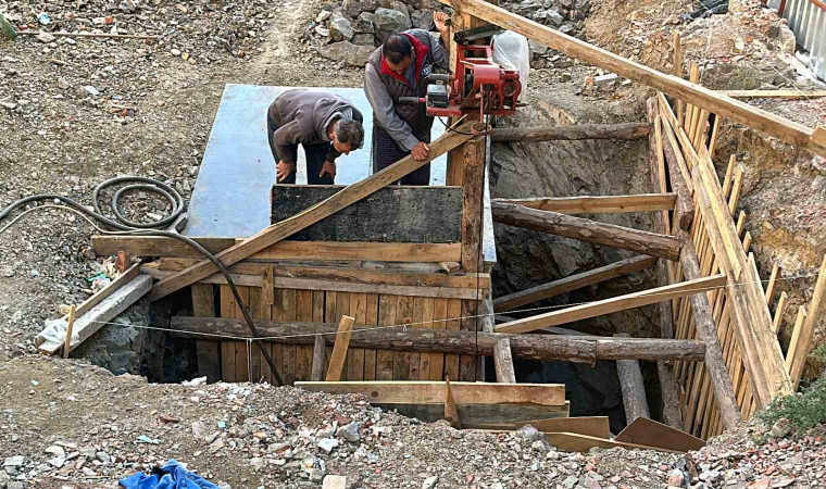 İstanbul’da nefes kesen kurtarma operasyonu kamerada: Kazanla zemine çakılan işçiyi itfaiye kurtardı