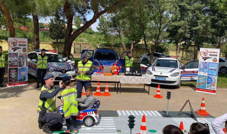 Jandarmadan öğrencilere uygulamalı trafik eğitimi