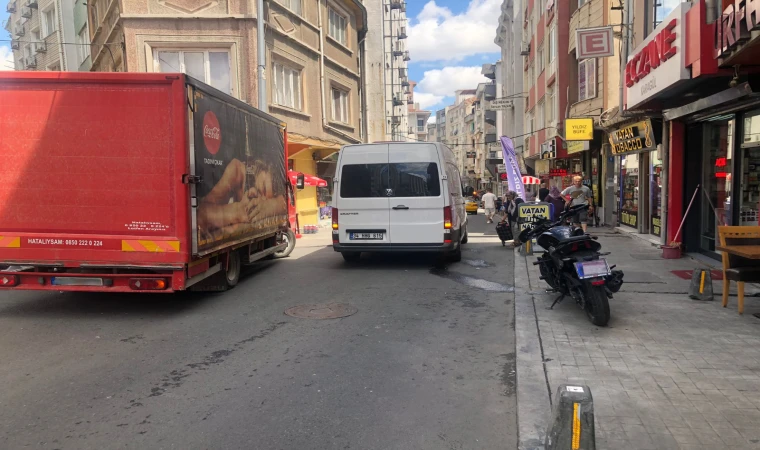 Akıncılar Caddesi’nde Kaldırımlar Yapıldı, Sorunlar Bitmedi: Vatandaşlar Yolda Yürüyor.