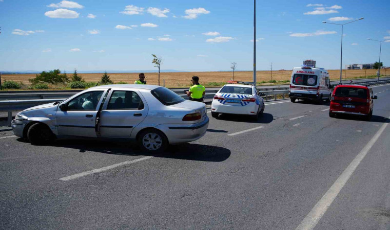 Edirne’de bariyerlere çarpan otomobildeki 2 kişi yaralandı