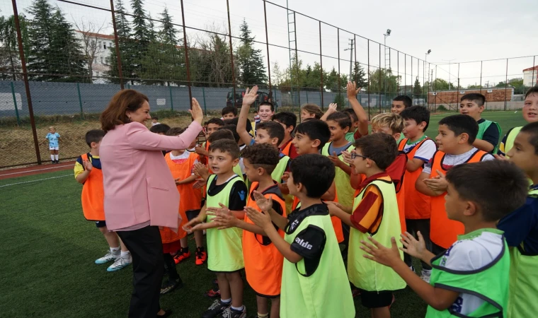 Ergene Belediyesi Yaz Futbol Kursu Tamamlandı: Geleceğin Futbolcularına Sertifikaları Müge Başkan’dan