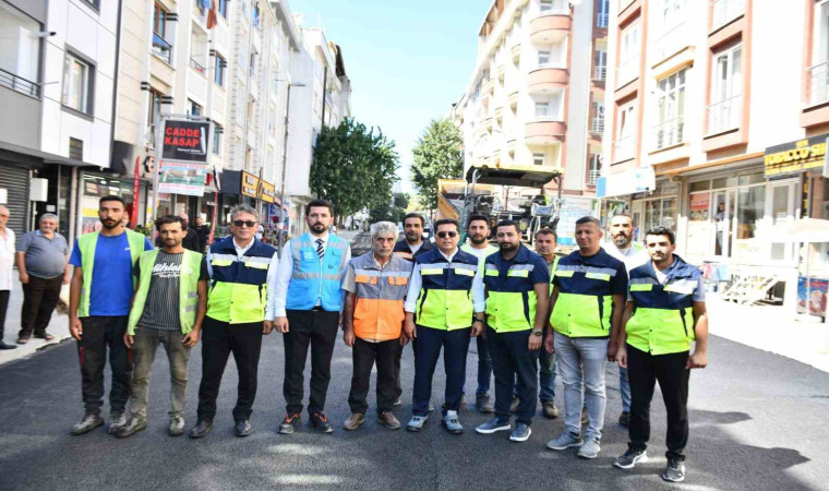 Esenyurt Belediye Başkanı Ahmet Özer, asfaltlama çalışmalarına katıldı