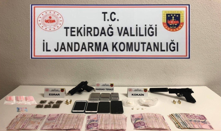 Kasten öldürme suçundan aranan zanlı silah, uyuşturucu ve paralarla yakalandı