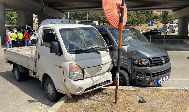 Keşan’da kamyonet ile minibüsün çarpıştığı kazada 1 kişi yaralandı