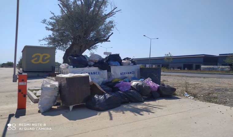 Sanayi Sitesinin Önünde Çöp Dağları Oluştu!