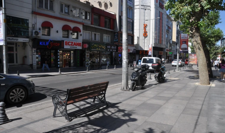 Cadde Manzaralı Banklar Gün İçinde Boş Kalıyor