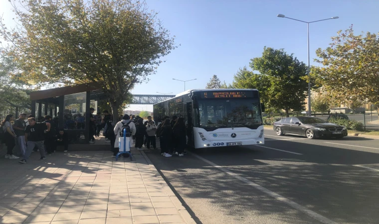 Okullar Bölgesinde Otobüse Binmek Mucize