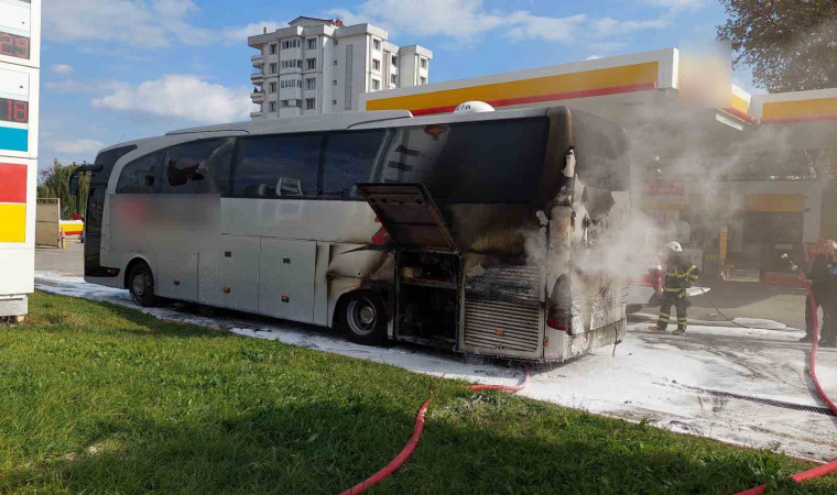 Yolcu otobüsünde yangın: Sürücü aracı akaryakıt istasyonuna çekip itfaiyeyi aradı