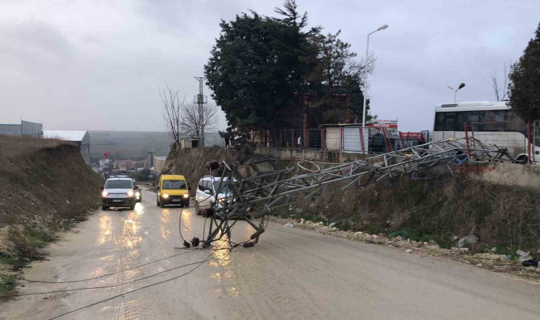 Elektrik direği devrildi, fabrikalara giden yol kapandı