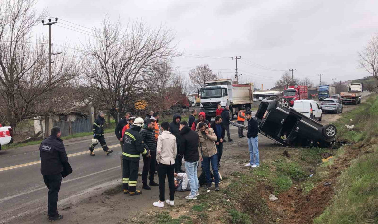 Tekirdağ’da virajda kayan araç takla attı: 2 yaralı