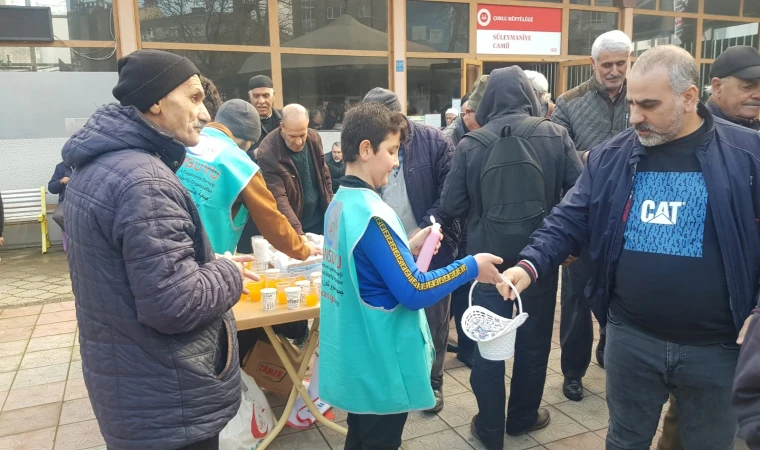 Kandil Sebebiyle İkramlar Dağıtıldı