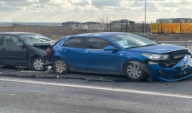 Lüleburgaz’da 4 otomobil zincirleme kaza yaptı: 2 yaralı