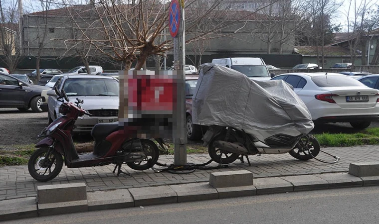 Motosikletler Kaldırımı İşgal Ediyor