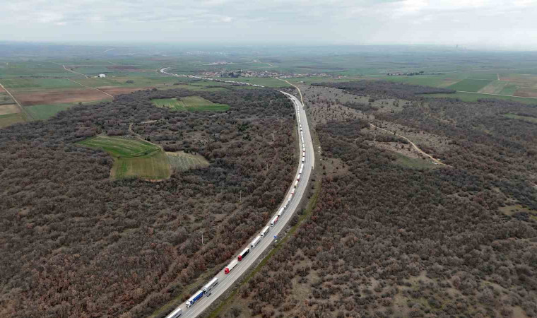 Edirne’de tır sürücüleri dondurucu soğukta kilometrelerce uzunluktaki sıralarda bekliyor