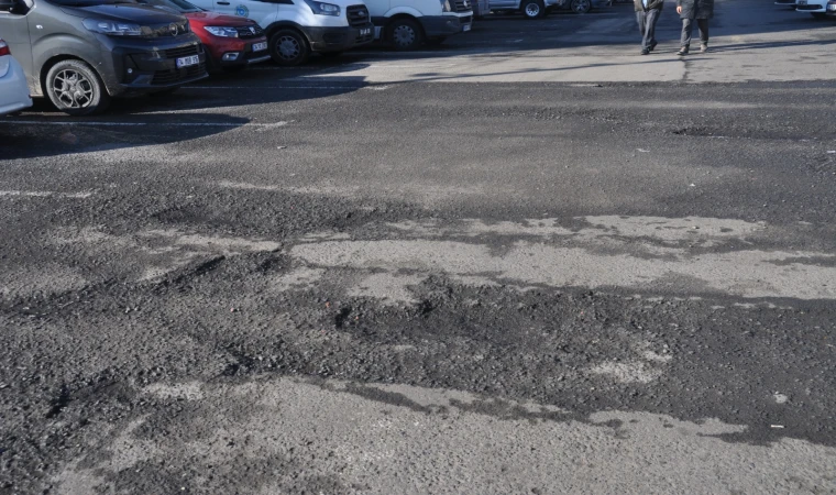 Otoparkın Zeminindeki Çukurlar Tepki Çekiyor