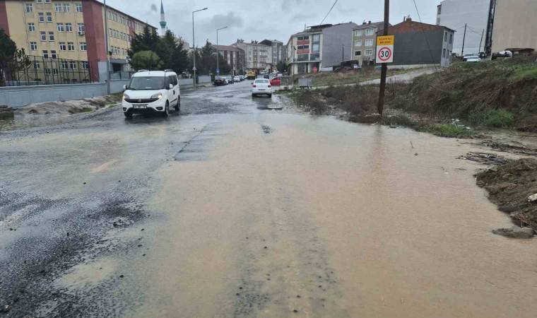 Tekirdağ’da sağanak sonrası bazı yollar suyla kaplandı