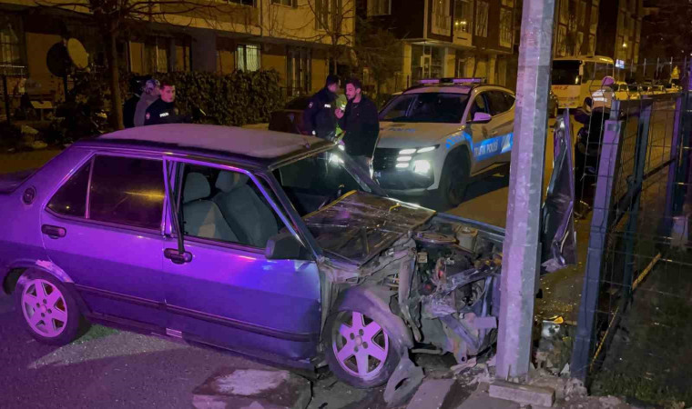 Aydınlatma direğine çarpan alkollü sürücü hurdaya dönen araçtan yara almadan çıktı