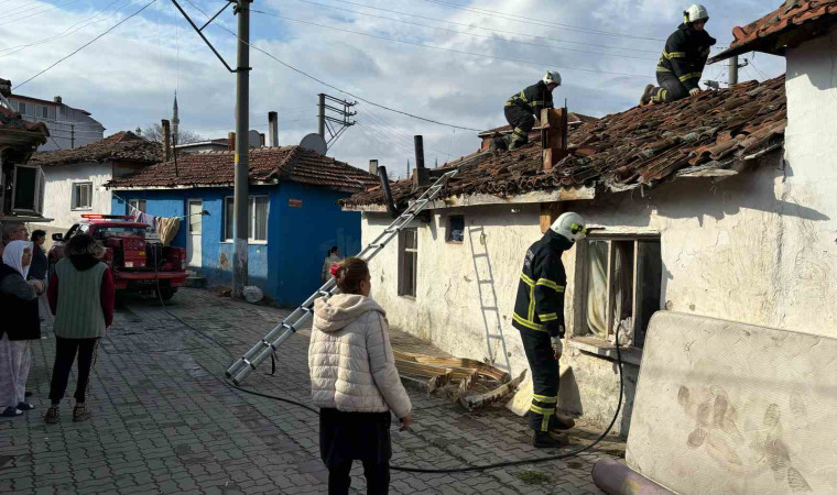 Edirne’de tek katlı evin bacasında yangın: 2 kişi dumandan etkilendi