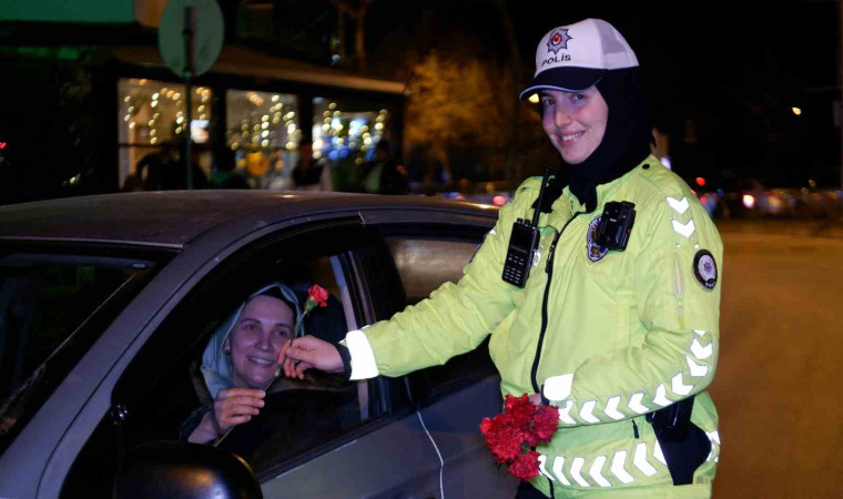 Polis, denetim noktasında kadın sürücülere karanfil hediye etti