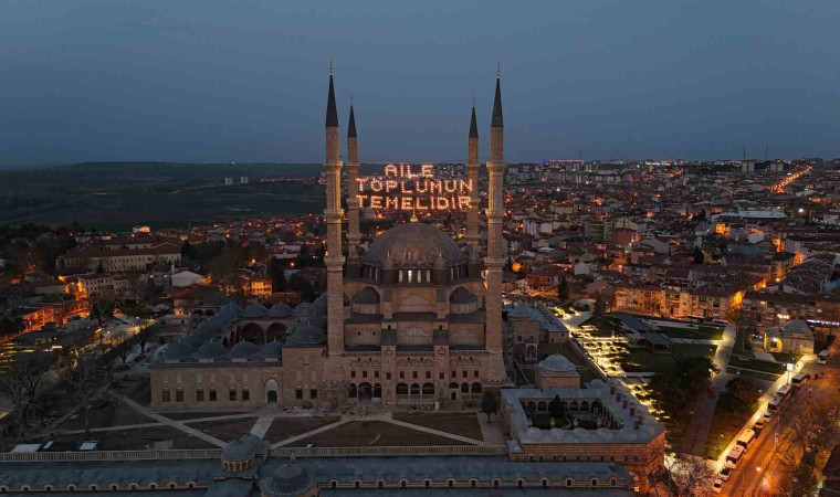 Selimiye Camisi’ne ”Aile toplumun temelidir” yazısı asıldı