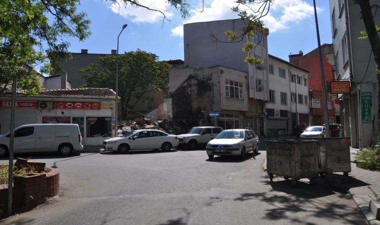 Molozlar Hala Kaldırılmadı