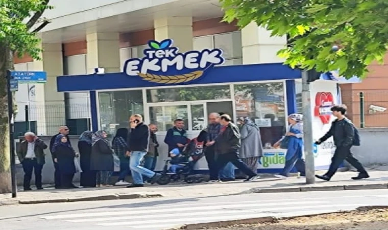 Vatandaş 4 Lira İçin Ekmek Kuyruğuna Giriyor