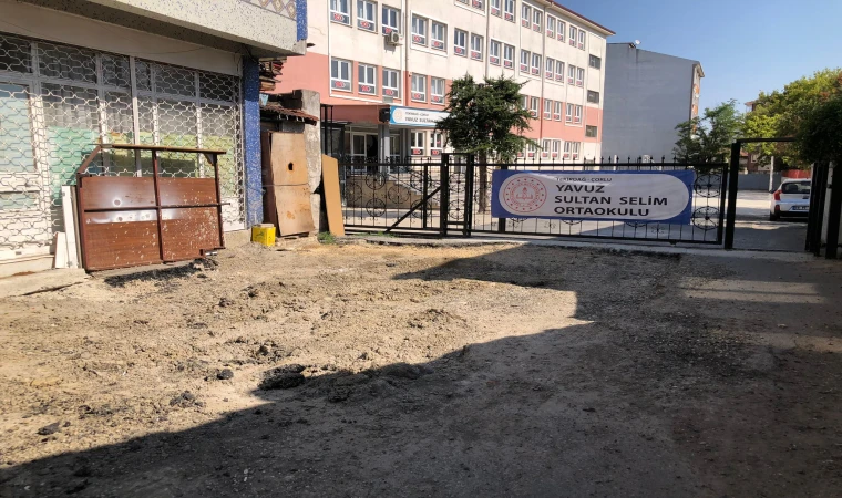 Okul Önü Kazılıp Bırakıldı