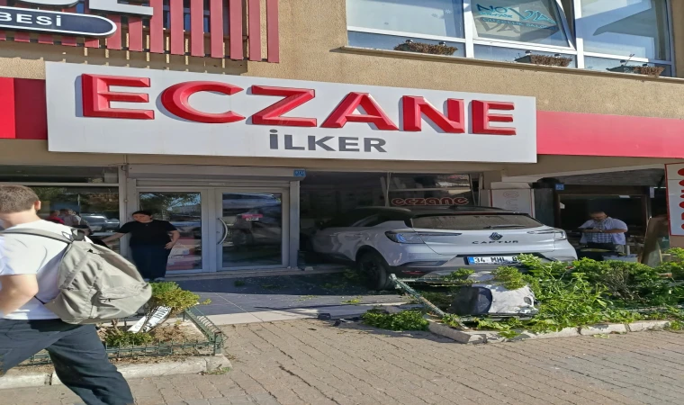 Kontrolden Çıkan Otomobil Eczaneye Girdi