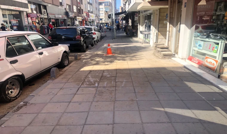 Mandıracı Caddesi’nde Vatandaşın Kaldırım Çilesi