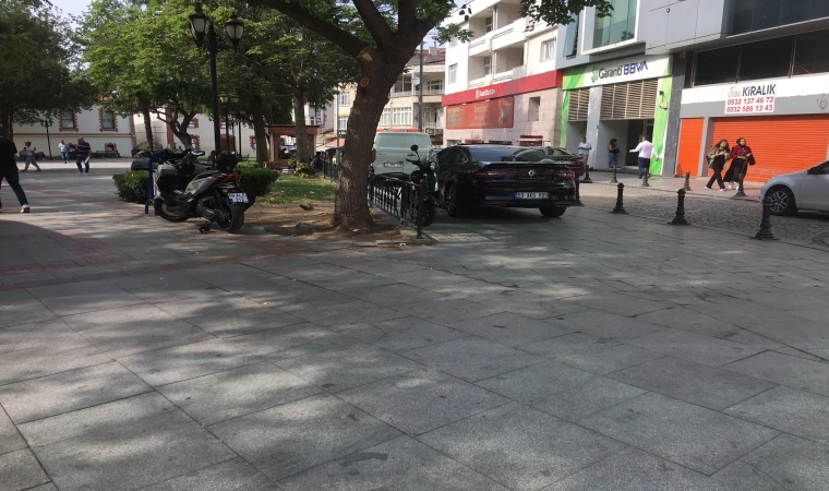 Otoparklar Yetersiz, Araçlar Kaldırımlarda