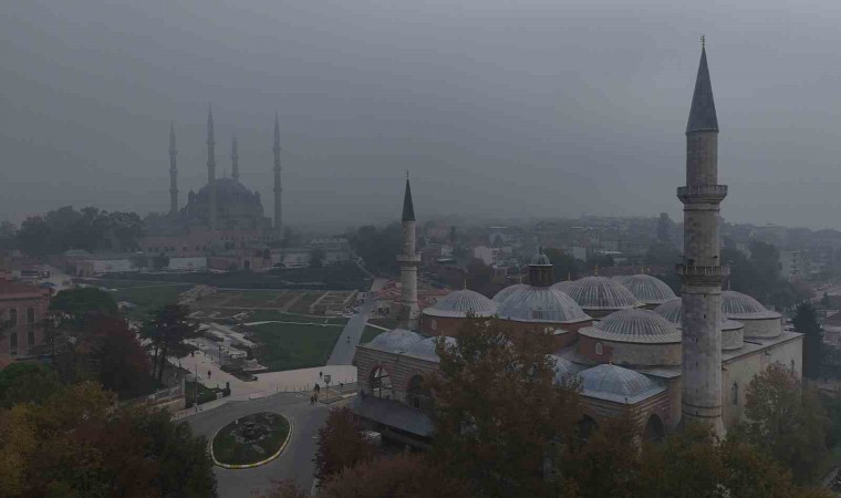 Selimiye Camisi sis bulutları arasında kayboldu