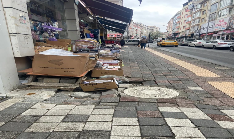 Kaldırımlar Bir Bir Çöküyor