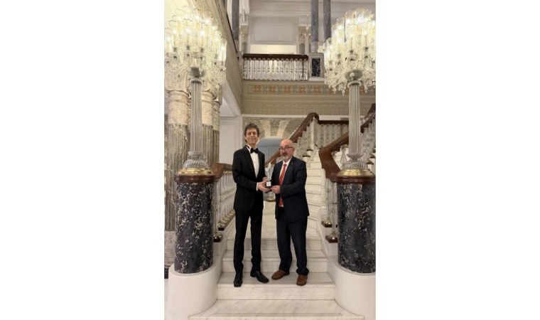 Akif Manaf’a Bir Barış Ödülü Daha: Dünyaca Ünlü Yazar Egeyön Barış Ödülünü Aldı